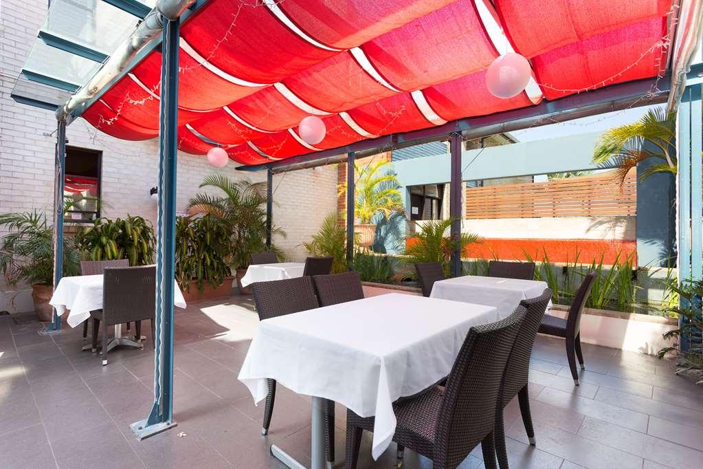 Ramada By Wyndham Brisbane Windsor Hotel Restaurant photo