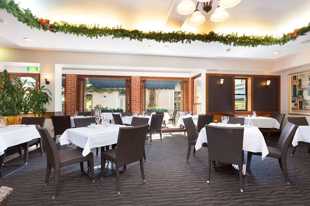 Ramada By Wyndham Brisbane Windsor Hotel Restaurant photo